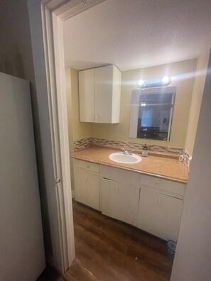 Shower, hair dryer, towels, soap - Waco Charm: A Petite Getaway (Waco)