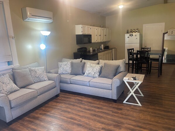 Smart TV - Waco Charm: A Petite Getaway (Waco)