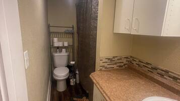 Douche, sèche-cheveux, serviettes fournies, savon