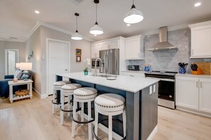 Jääkaappi, mikroaaltouuni, astianpesukone, kahvin-/teenkeitin