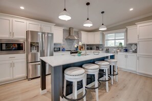 Kjøleskap, mikrobølgeovn, oppvaskmaskin og kaffetrakter/tekoker