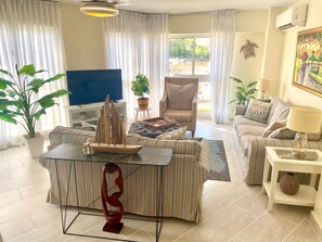 Smart TV, stereo - Waterfront Condo Near Zona Colonial (Santo Domingo Este)