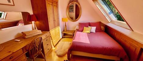 1 bedroom, desk, iron/ironing board, WiFi