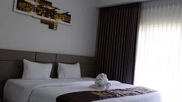 Une chambre d’hôtel avec un grand lit, une tête de lit, une œuvre d’art accrochée au mur et une fenêtre avec des rideaux.