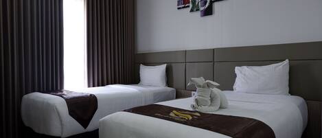 Une chambre d’hôtel avec deux lits, une grande fenêtre avec des rideaux et une œuvre d’art accrochée au mur.
