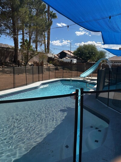 Great Specials Now! Pri POOL! 3 Bedroom, Sleeps 7, Great Location!