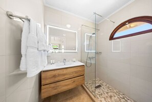 Dusche, Haartrockner, Handtücher