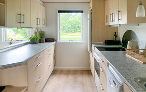 Frigorífico, placa de cocina, lavavajillas y cafetera o tetera