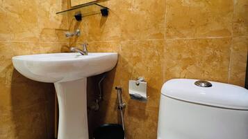 Deluxe Studio Suite | Bathroom
