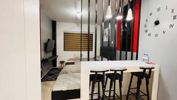 Deluxe Studio Suite | In-room dining