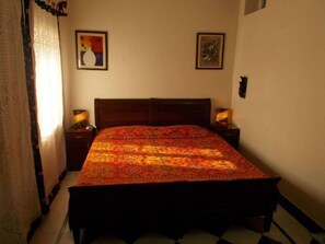 In-room safe, desk, free WiFi
