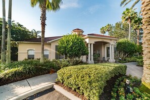 Property grounds - Spacious Villa: Pool, Game Room & Themed Rooms (Kissimmee)