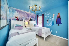 6 bedrooms, desk, laptop workspace, iron/ironing board - Spacious Villa: Pool, Game Room & Themed Rooms (Kissimmee)