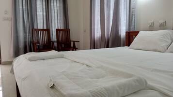 Comfort Double Room, 1 King Bed | Soundproofing, iron/ironing board, free WiFi, bed sheets