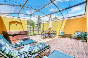 Outdoor dining - Family Oasis, Cozy Retreat With Bunk Room (Kissimmee)