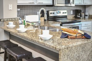 Microondas, horno, placa de cocina, lavavajillas