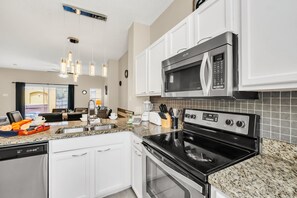 Microondas, horno, placa de cocina, lavavajillas