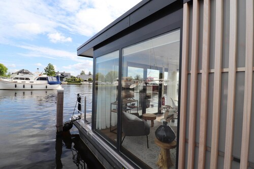 Hausboot in Lemmer mit Hafenblick