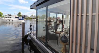 Péniche à Lemmer avec vue sur le port