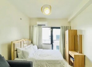 Escritorio, tabla de planchar con plancha y wifi gratis