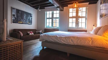 4 bedrooms, blackout curtains, free WiFi