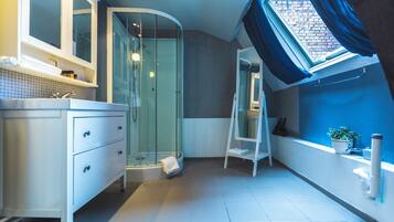 Deluxe Quadruple Room, City View | Bathroom | Bathrobes