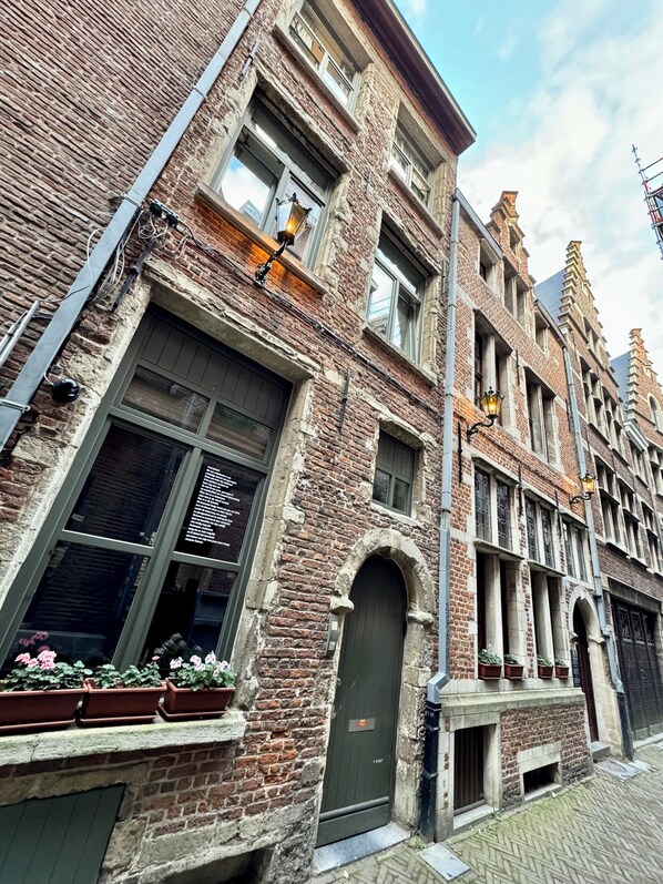 Front of property - Bed Star Line (Antwerp)