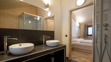 Shower, jetted bath, hair dryer, towels