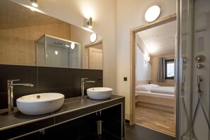 Dusj, boblebad, hårføner og håndklær