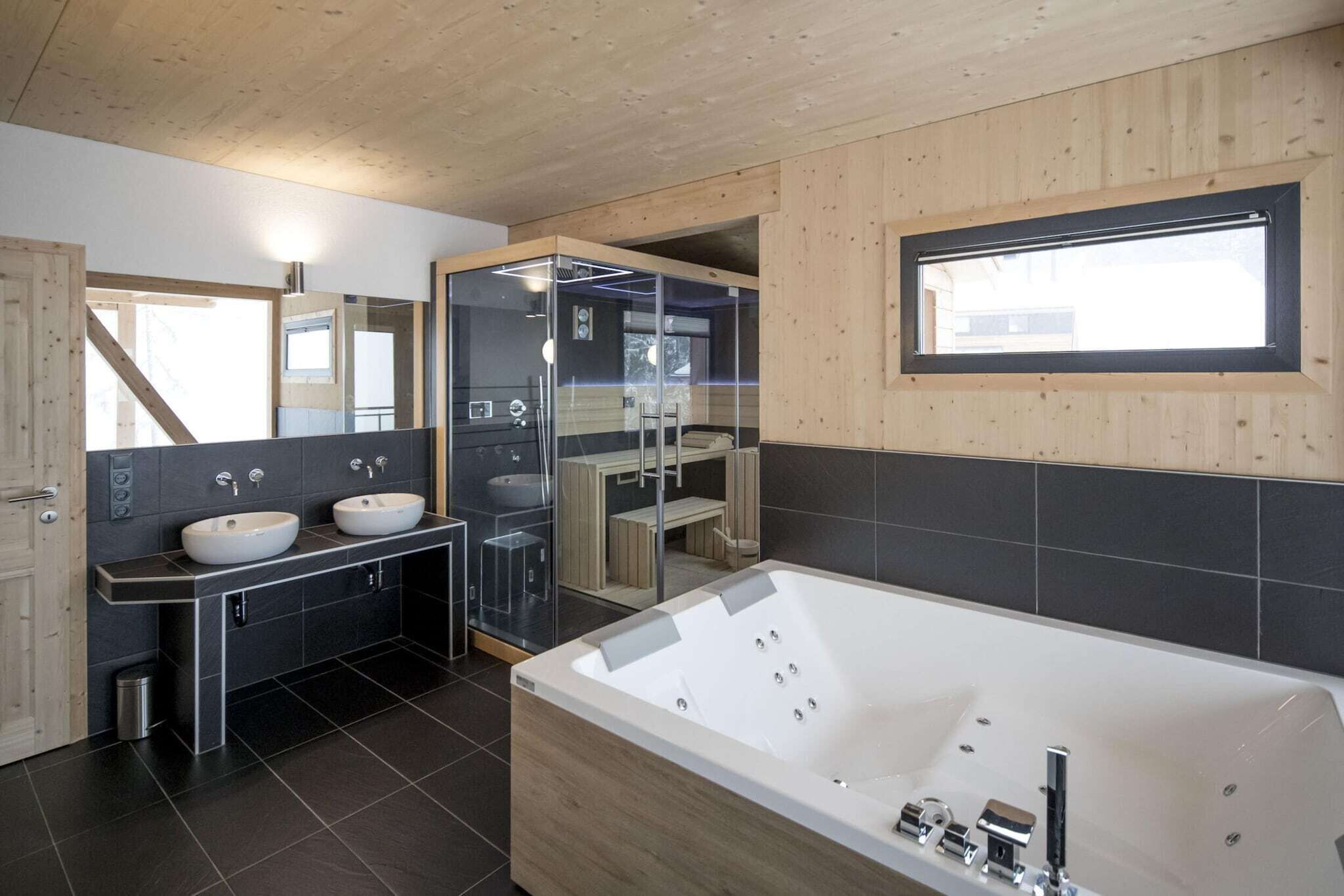 Dusche, Whirlpool, Haartrockner, Handtücher