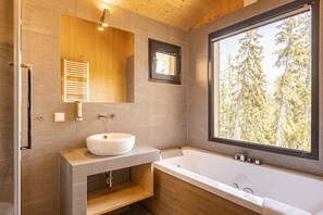 Dusche, Whirlpool, Haartrockner, Handtücher