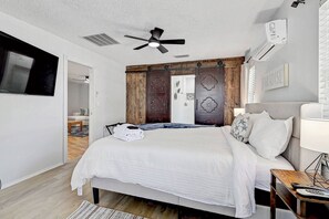 3 bedrooms, desk, free WiFi, bed sheets