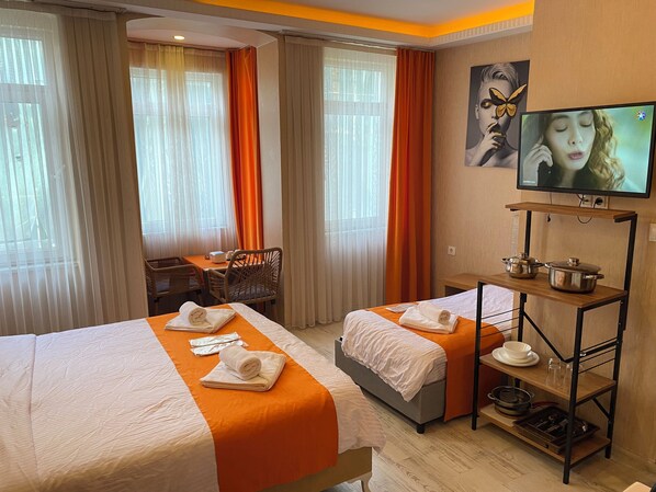 Basic Triple Room, City View | Desk, laptop workspace, free WiFi