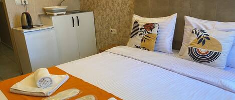 Chambre Triple, vue ville | Bureau, espace de travail pour ordinateur portable, Wi-Fi gratuit