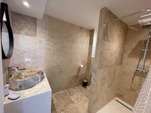 Shower, hair dryer, towels, toilet paper - House with nice view (CAVALAIRE-SUR-MER)