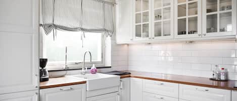 Refrigerador, horno, lavavajillas y cafetera y tetera