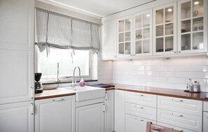 Kjøleskap, ovn, oppvaskmaskin og kaffetrakter/tekoker