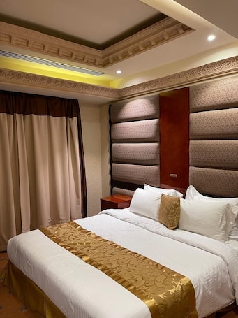 Desk, laptop workspace, free WiFi, bed sheets. dra sanam servied appartements