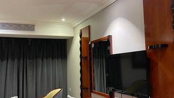 Bureau, espace de travail pour ordinateur portable, Wi-Fi gratuit