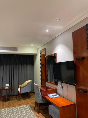 Escrivaninha, espaço de trabalho para notebook, Wi-Fi de cortesia