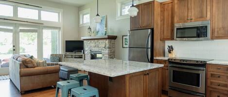 Jääkaappi, mikroaaltouuni, uuni, liesi