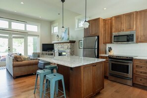 Fridge, microwave, oven, stovetop - Beach Days & Poolside Relaxing at Qualicum Landing (Qualicum Beach)