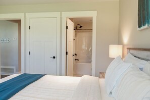 WiFi, bed sheets - 3BR Poolside Retreat in Gated Community (Qualicum Beach)