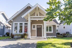 Exterior - 3BR Poolside Retreat in Gated Community (Qualicum Beach)