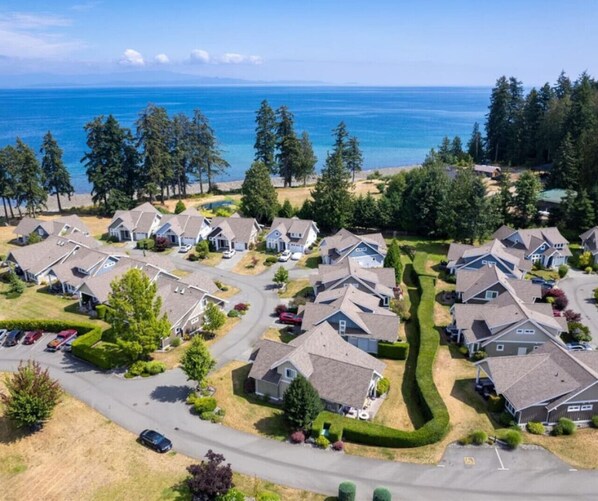 Exterior - Beach Days & Poolside Relaxing at Qualicum Landing (Qualicum Beach)