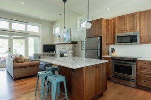 Fridge, microwave, oven, stovetop - 3BR Poolside Retreat in Gated Community (Qualicum Beach)