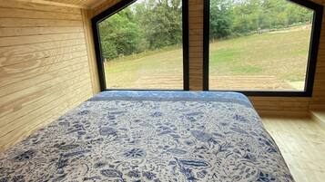 2 bedrooms, travel crib, free WiFi, bed sheets