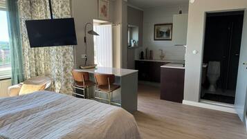 1 dormitorio, escritorio, tabla de planchar con plancha y wifi