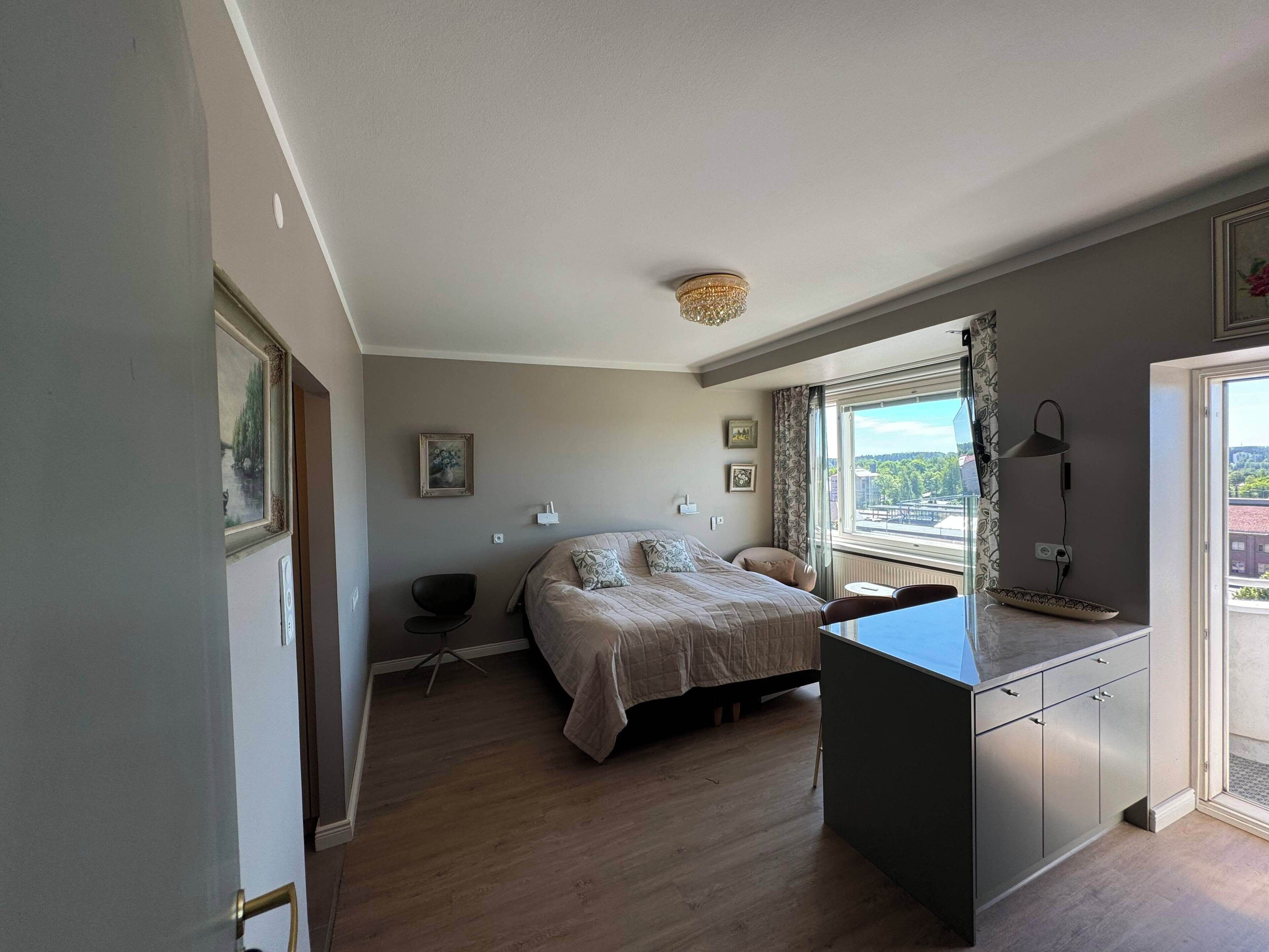 1 slaapkamer, een bureau, een strijkplank/strijkijzer, wifi