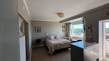 1 slaapkamer, een bureau, een strijkplank/strijkijzer, wifi